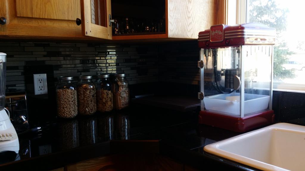 Eileen'S Bed & Breakfast/Guest House Hay River Bagian luar foto