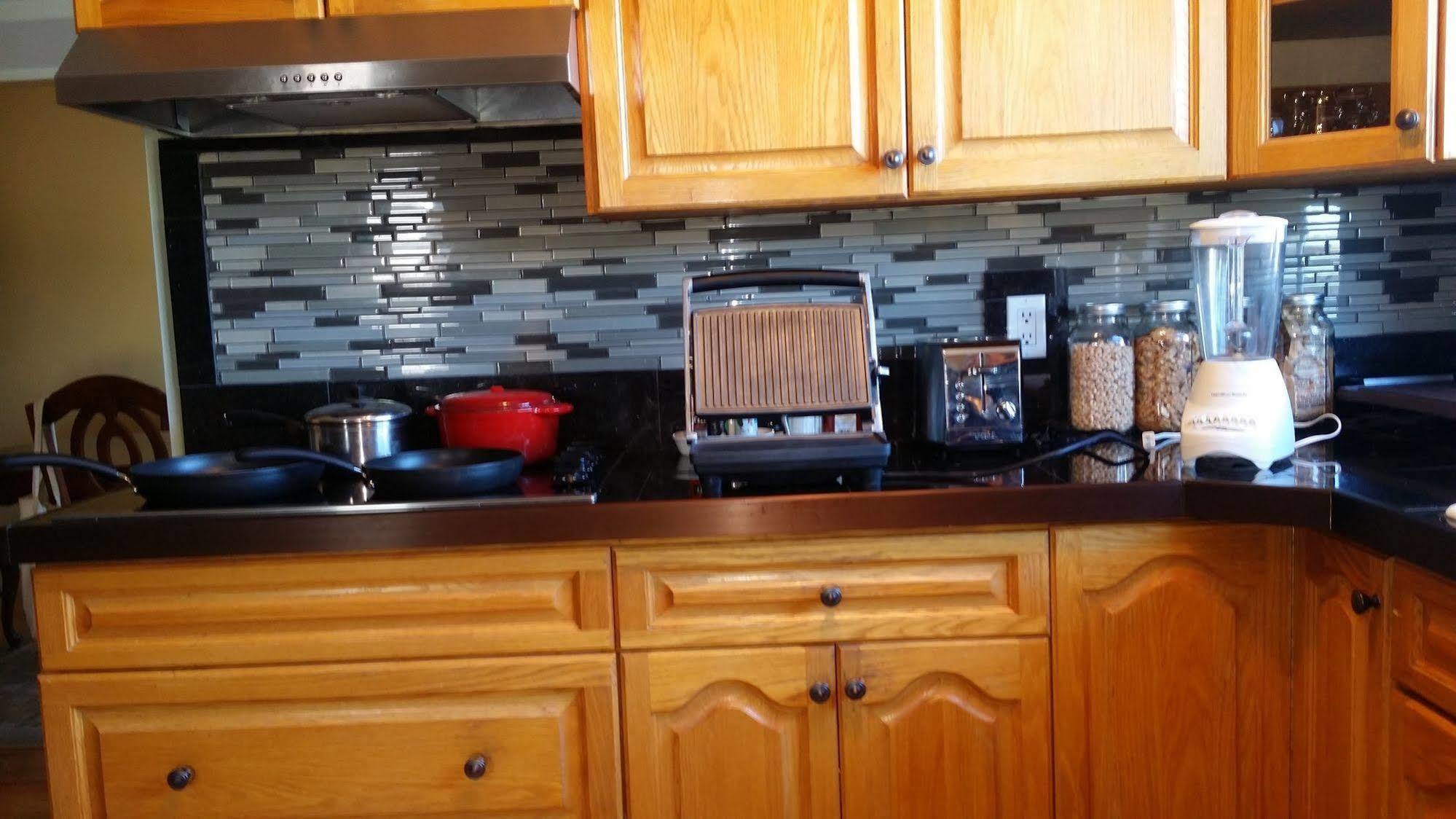 Eileen'S Bed & Breakfast/Guest House Hay River Bagian luar foto
