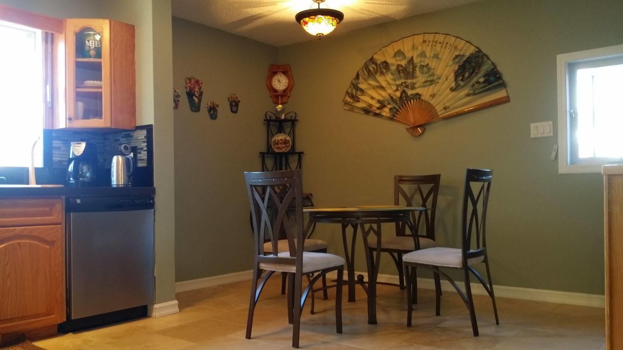 Eileen'S Bed & Breakfast/Guest House Hay River Bagian luar foto