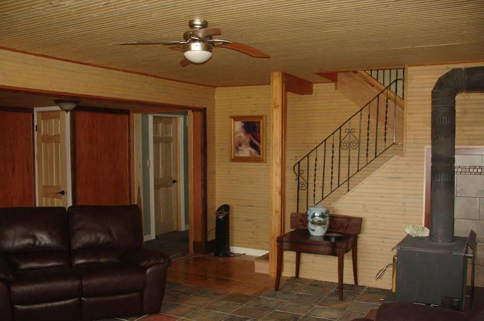 Eileen'S Bed & Breakfast/Guest House Hay River Bagian luar foto